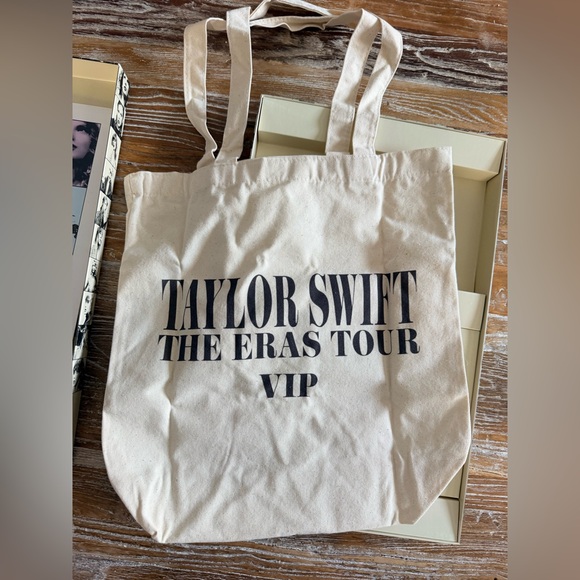 Taylor Swift VIP box - Picture 6 of 8
